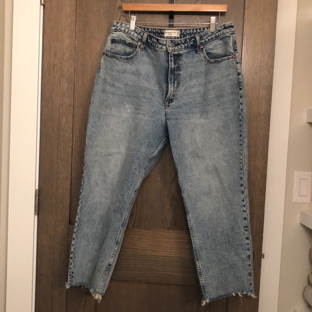NWOT Abercrombie Curve Love Mom Jean Acid Wash 33S